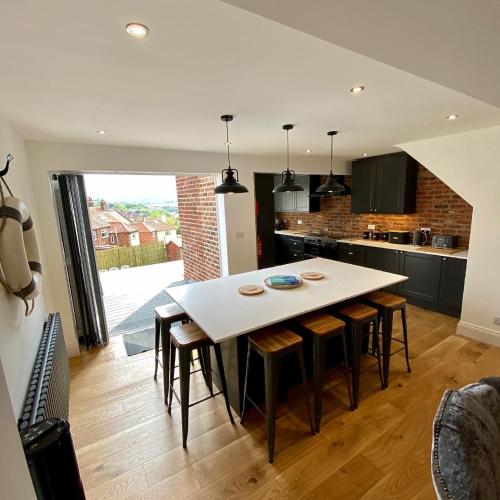 Aboos Cottage - Luxury Renovated Home with Parking gîte à louer Saltwick Nab