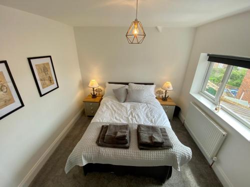 Aboos Cottage - Luxury Renovated Home with Parking