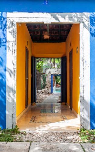 Exterior view, Che Nomadas Merida Hostel in Merida