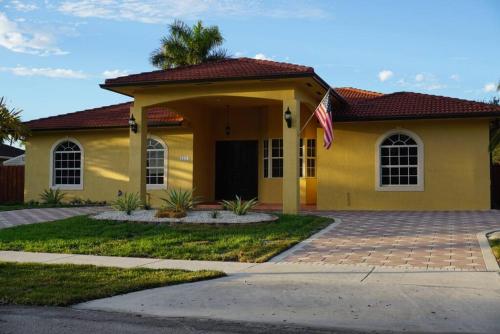 NEW LUXURY VACATION DREAM RENTAL- SLEEPS 15! in Miami, USA