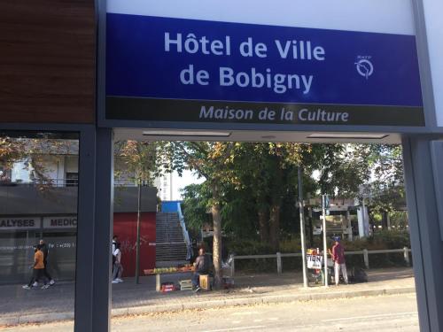 Entrance, Just for sleep - Parisian Male dorm room - daily stay from 20h to 10h -contact the private host via  in Bobigny