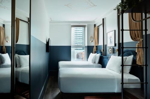 Twin Room image 10
