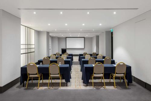 328859725 Radisson Blu Plaza Hotel Sydney