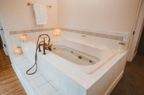 Garden Grove Inn Bed and Breakfast - 화장실