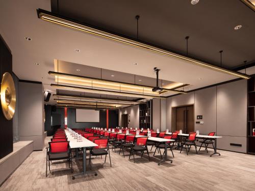 328873486 Radisson RED Hotel Zhuhai Gongbei Port