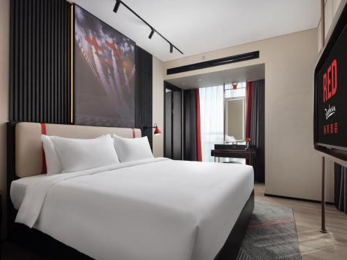 328875609 Radisson RED Hotel Zhuhai Gongbei Port