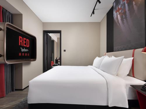 328875613 Radisson RED Hotel Zhuhai Gongbei Port