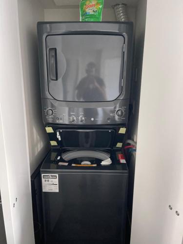 Beautiful Bright Modern Condo with Water view and AC in DT Vancouver 2BR,3BD,2BT sleeps 6 guests Free parking Netflix Included in Vancouver, Canada