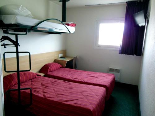 3 twin beds