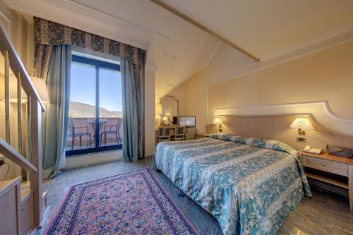 2 twin beds, 1 sofa bed