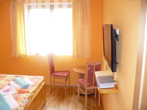 2 bedrooms, 6 beds