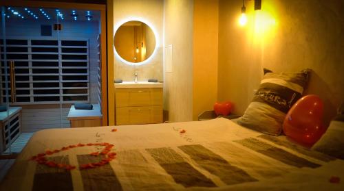 LE LOFT A BULLES (85m2 Jacuzzi Hammam Billiard Bar Douche Sauna), Strasbourg (photo 10)