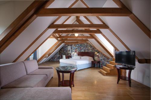 1 king bed, 1 sofa bed