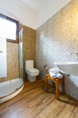 Two-Bedroom Apartment (4 adults) with Balcony image 5