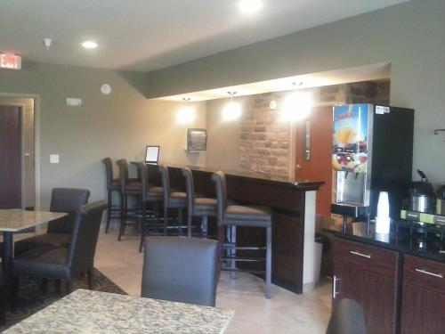 Krogs/atpūtas telpa, Cobblestone Inn and Suites - Avoca in Avoka (IA)