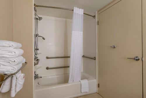 Comfort Suites - image 8
