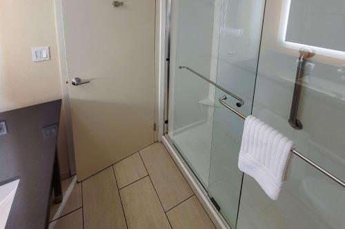 Comfort Suites - image 2