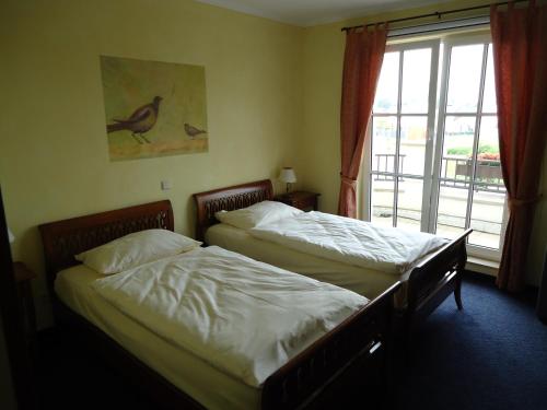 1 queen bed, 2 twin beds
