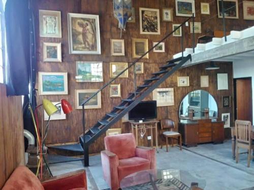 Galpon reciclado tipo loft con muebles vintage