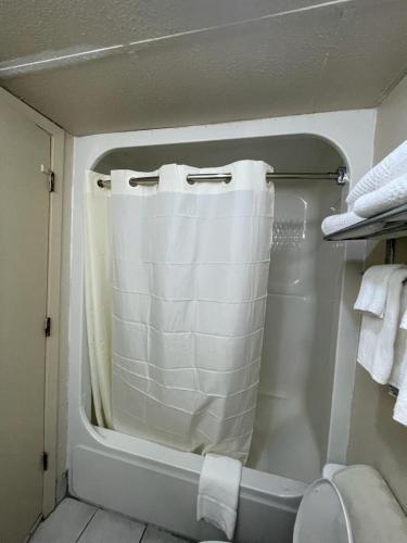 Knights Inn & Suites Emporia - image 12