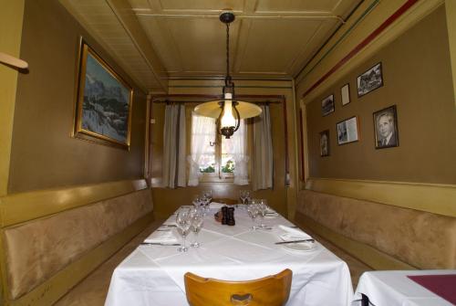 Restoran, Posthotel Roessli in Saanen