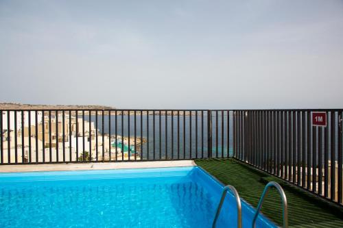 Pool, Relax Inn Hotel in St. Paul's Bay