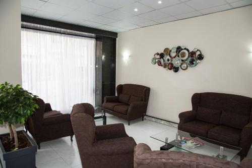 Relax Inn Hotel - image 9