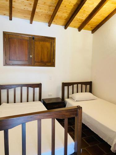 2 twin beds