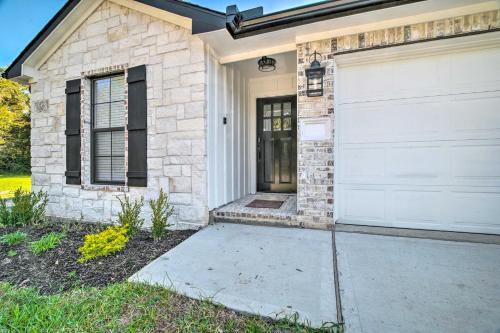 Well-Appointed Montgomery Home with Fenced Yard in Montgomery, Vereinigte Staaten von Amerika