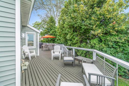 Chic Manistee Cottage Steps to Lake Michigan!