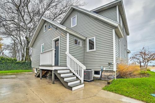 Chic Manistee Cottage Steps to Lake Michigan!