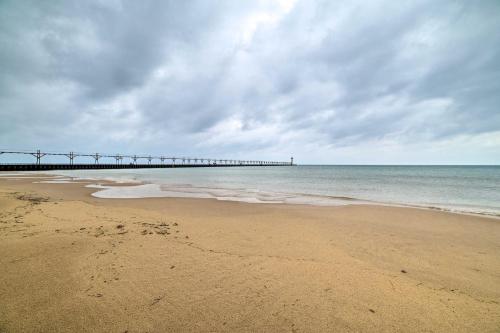 Chic Manistee Cottage Steps to Lake Michigan!