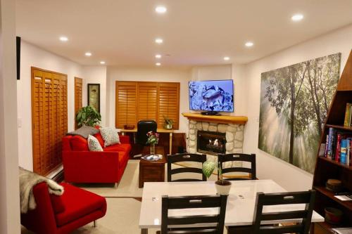 WHISTLER Luxury Ski In/Out+ Parking+HotTub + Pool in Whistler, Canada