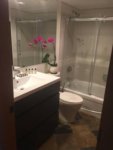 WHISTLER Luxury Ski In/Out+ Parking+HotTub + Pool in Whistler, Canada