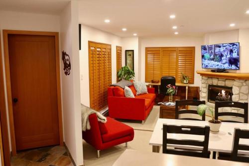 WHISTLER Luxury Ski In/Out+ Parking+HotTub + Pool in Whistler, Canada