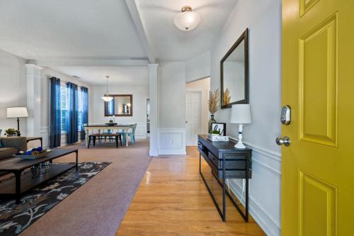 Enjoy This Amazing Home With Porch & Grill Near DT in Woodstock (Giorgia)