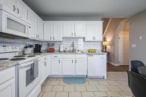 Kitchen, Superb For Traveling Workers Near Cartersville MC in Other