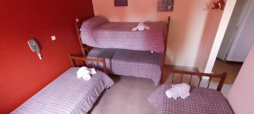 4 twin beds