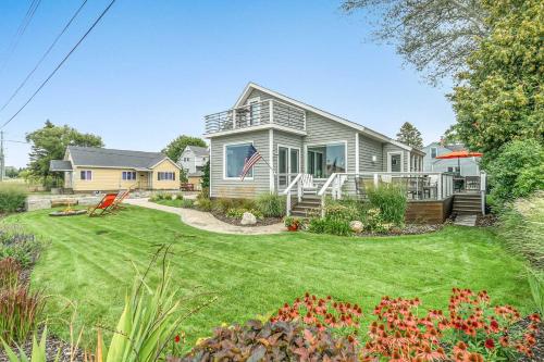 Chic Manistee Cottage Steps to Lake Michigan!