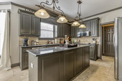 5BR With Movie & Game Rooms Near LakePoint PBR in Egyéb