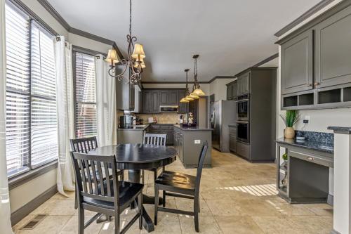 5BR With Movie & Game Rooms Near LakePoint PBR in Egyéb