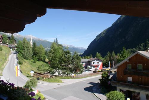 Comfort Three-Bedroom Apartment with Balcony