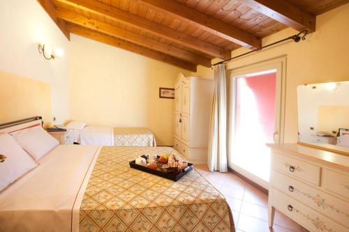 1 queen bed, 3 twin beds