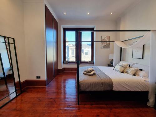 Luxury 2 bedroom city centre apartment with panoramic views and high ceilings 3