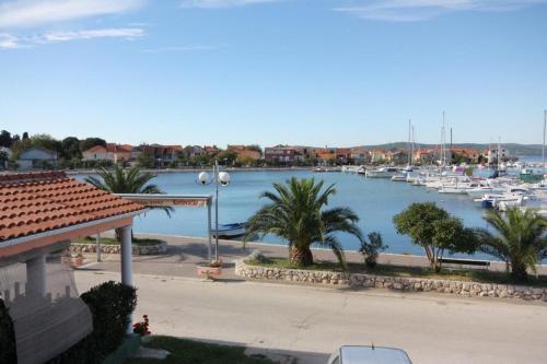 Apartments Ana- next to the sea