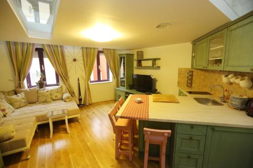 2 twin beds, 1 sofa bed