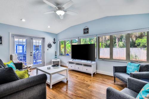 Beachy Bungalow in Largo, USA