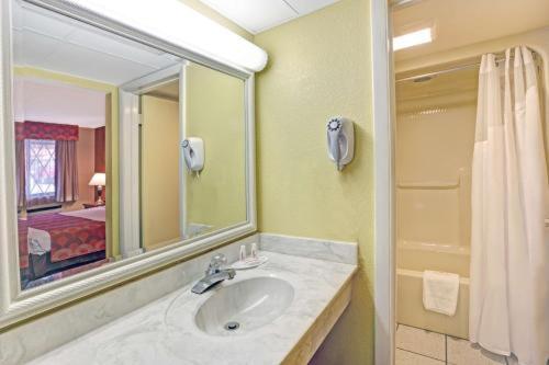 Super 8 by Wyndham Downtown Gatlinburg at Convention Center, Gatlinburg (foto 10)