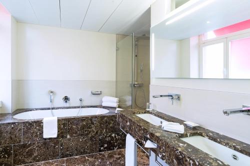 room detail thumbnail 2