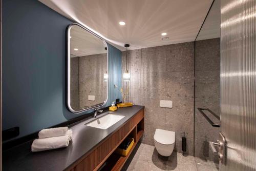 Deluxe Double Room with Balcony and Lake View